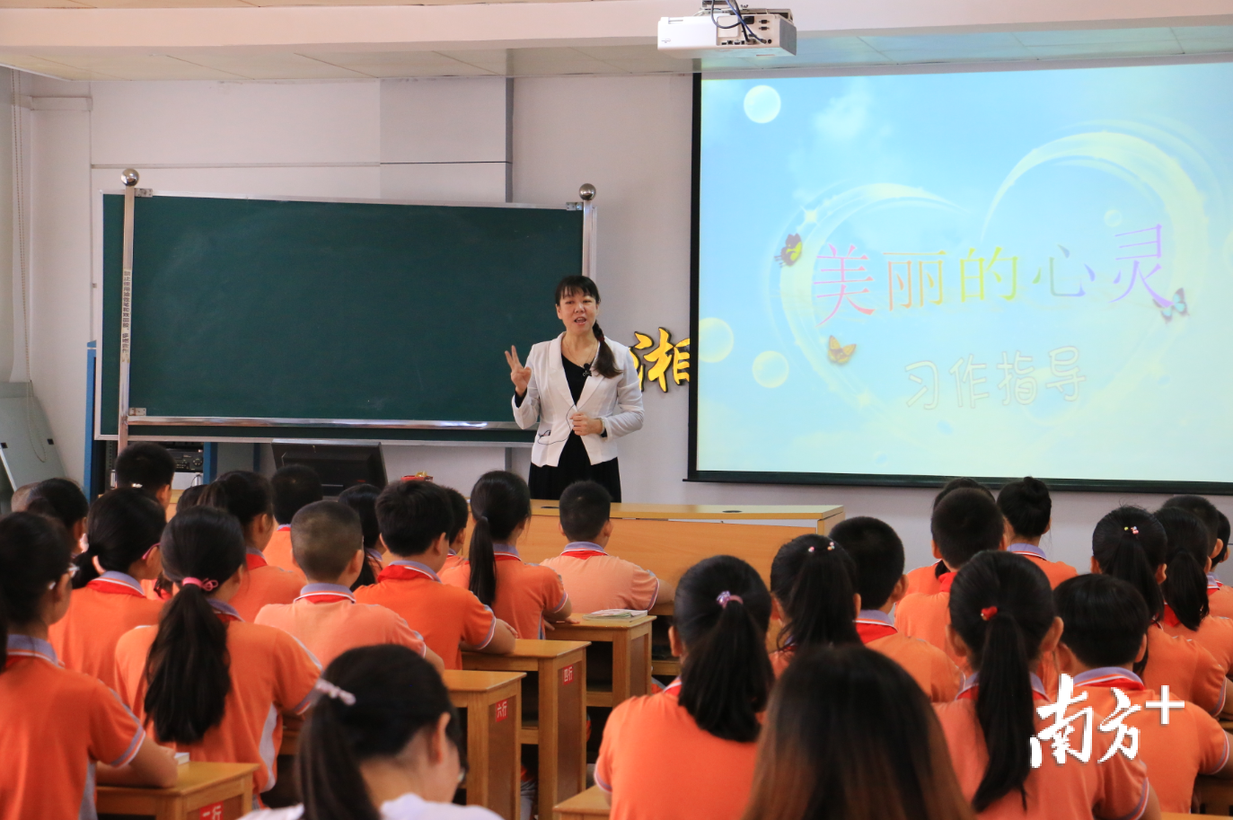 苏东青正在给学生上课。受访者供图