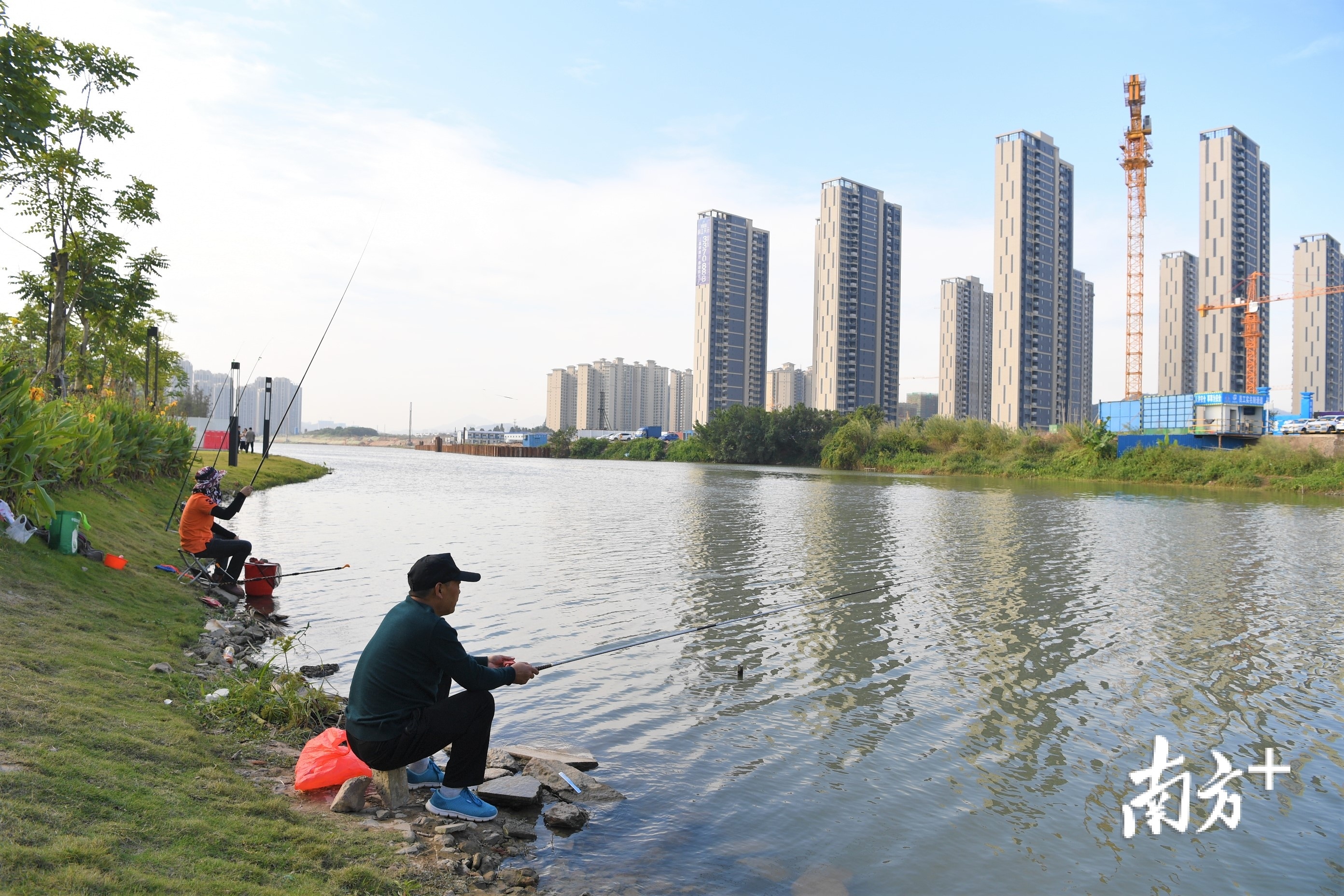 天沙河边,市民悠闲垂钓,感受城市人居环境之变。