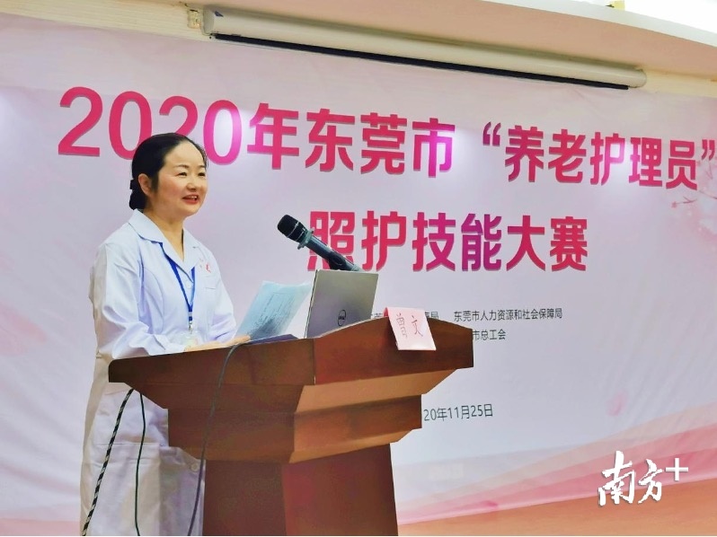 操作评委组组长曾文。 操作评委组组长曾文。