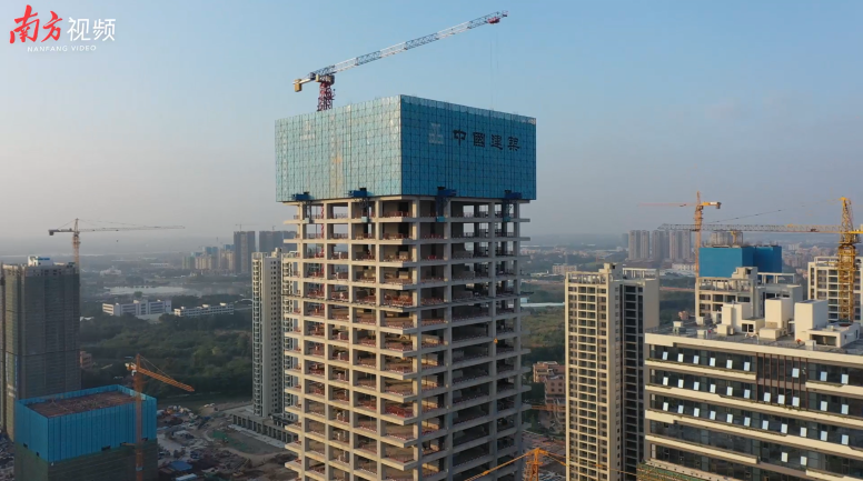 佛山双子星城东塔正在建设中计划年底前结构封顶。南方日报记者 林洛峰 摄