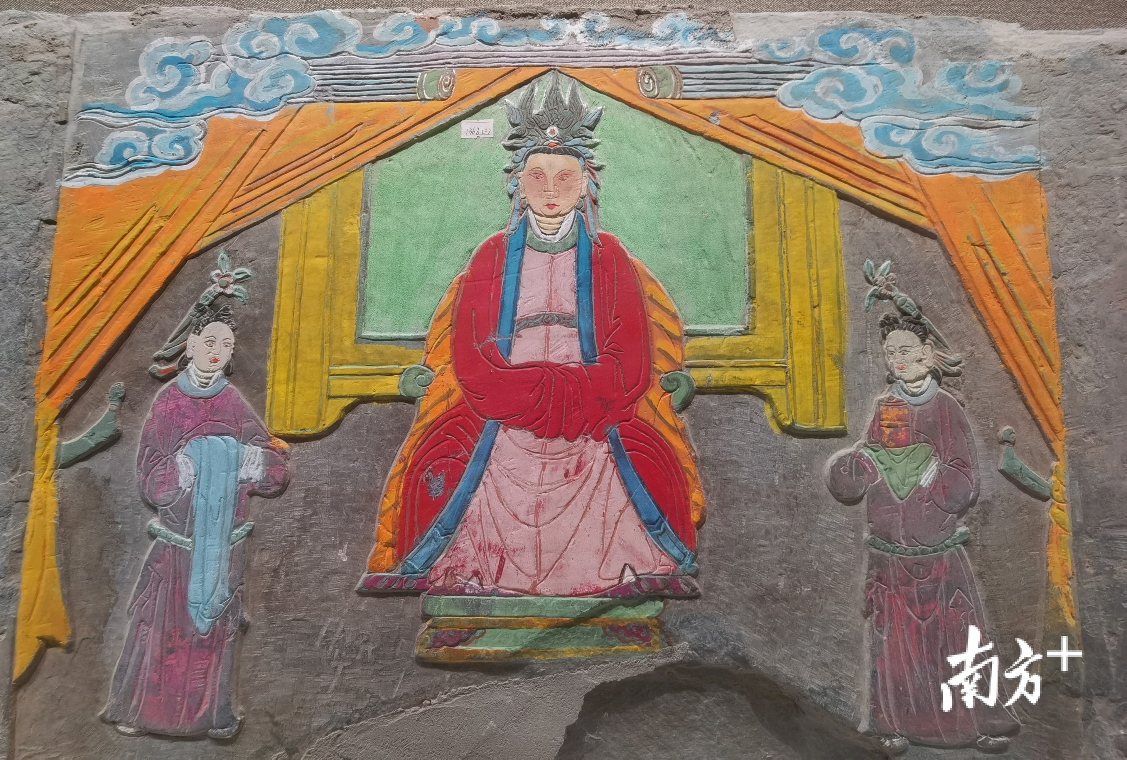 《王玺夫人蔡氏及女侍像石浮雕》