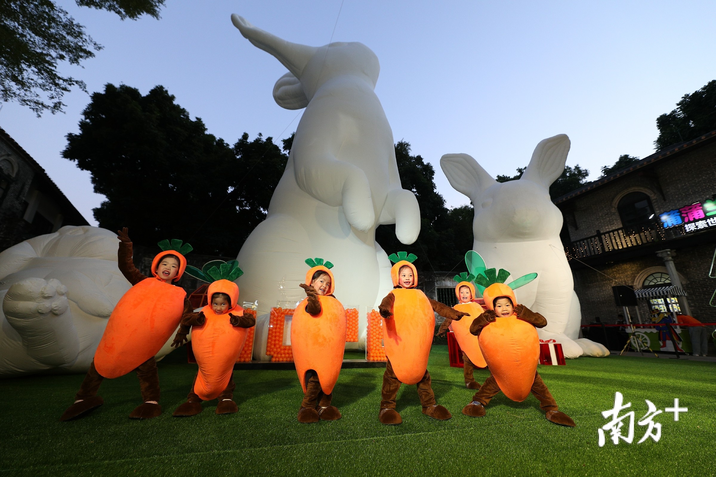 11只形象治愈、自带光芒的巨型兔子将在这个冬季带来光影艺术季。 11只形象治愈、自带光芒的巨型兔子将在这个冬季带来光影艺术季。