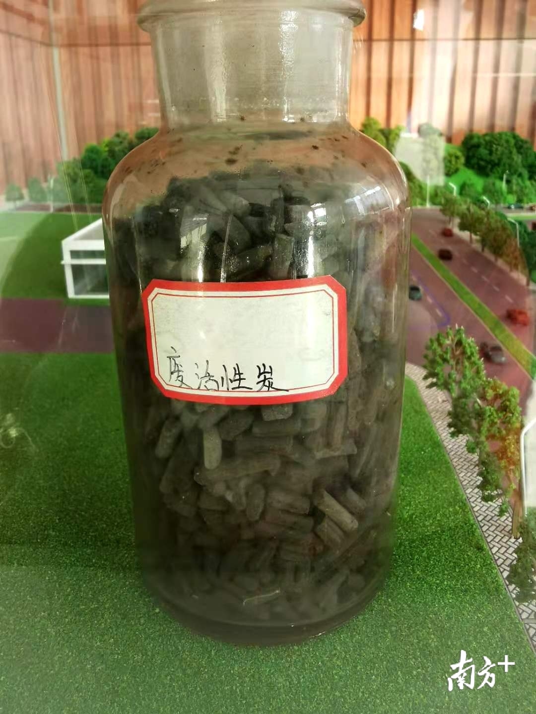 “吃饱”了VOCs的活性炭。盛正挺 摄