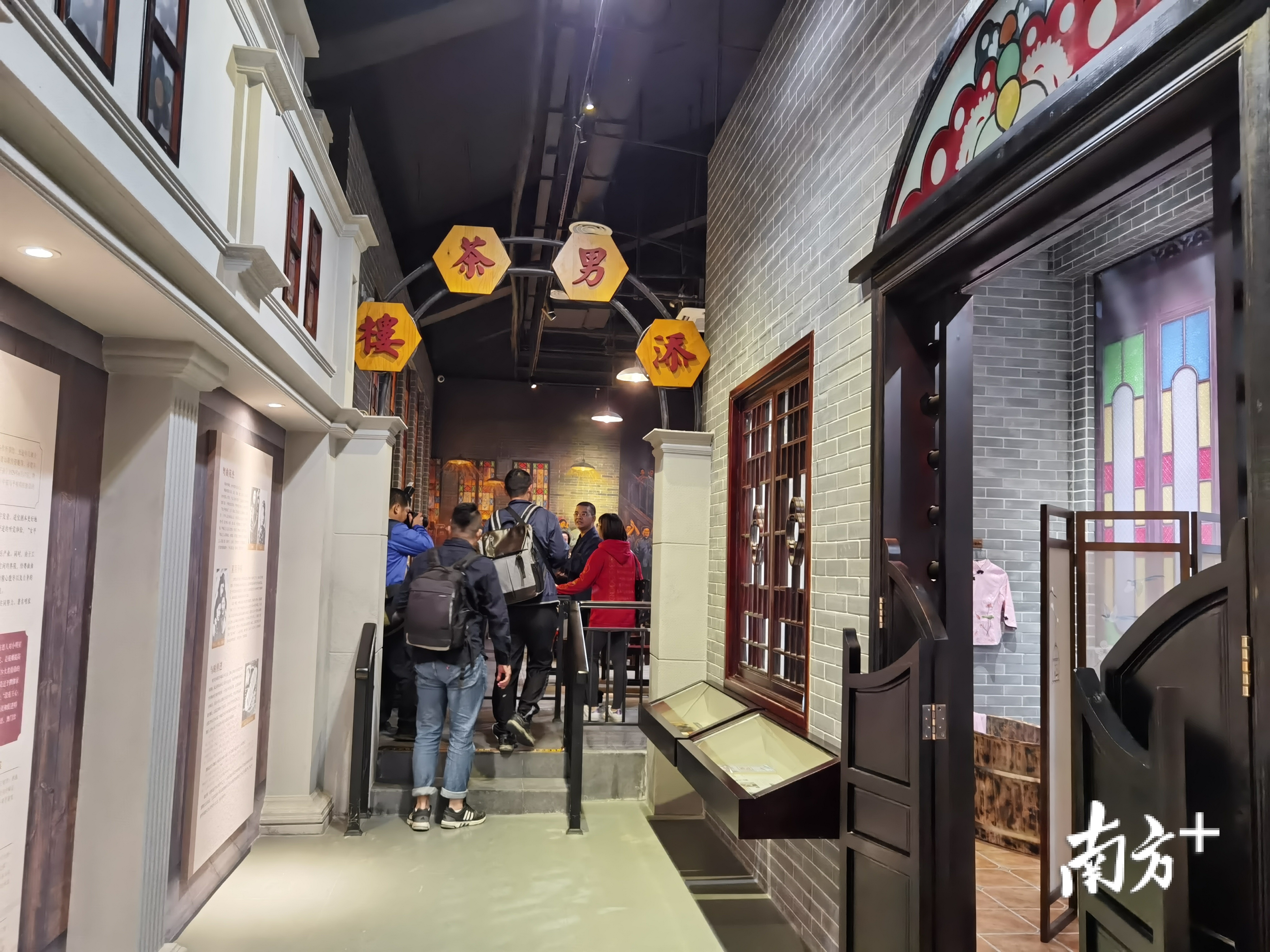 纪念馆展示具有广府文化特色街景,小明星在广州的住家场景,小明星演唱