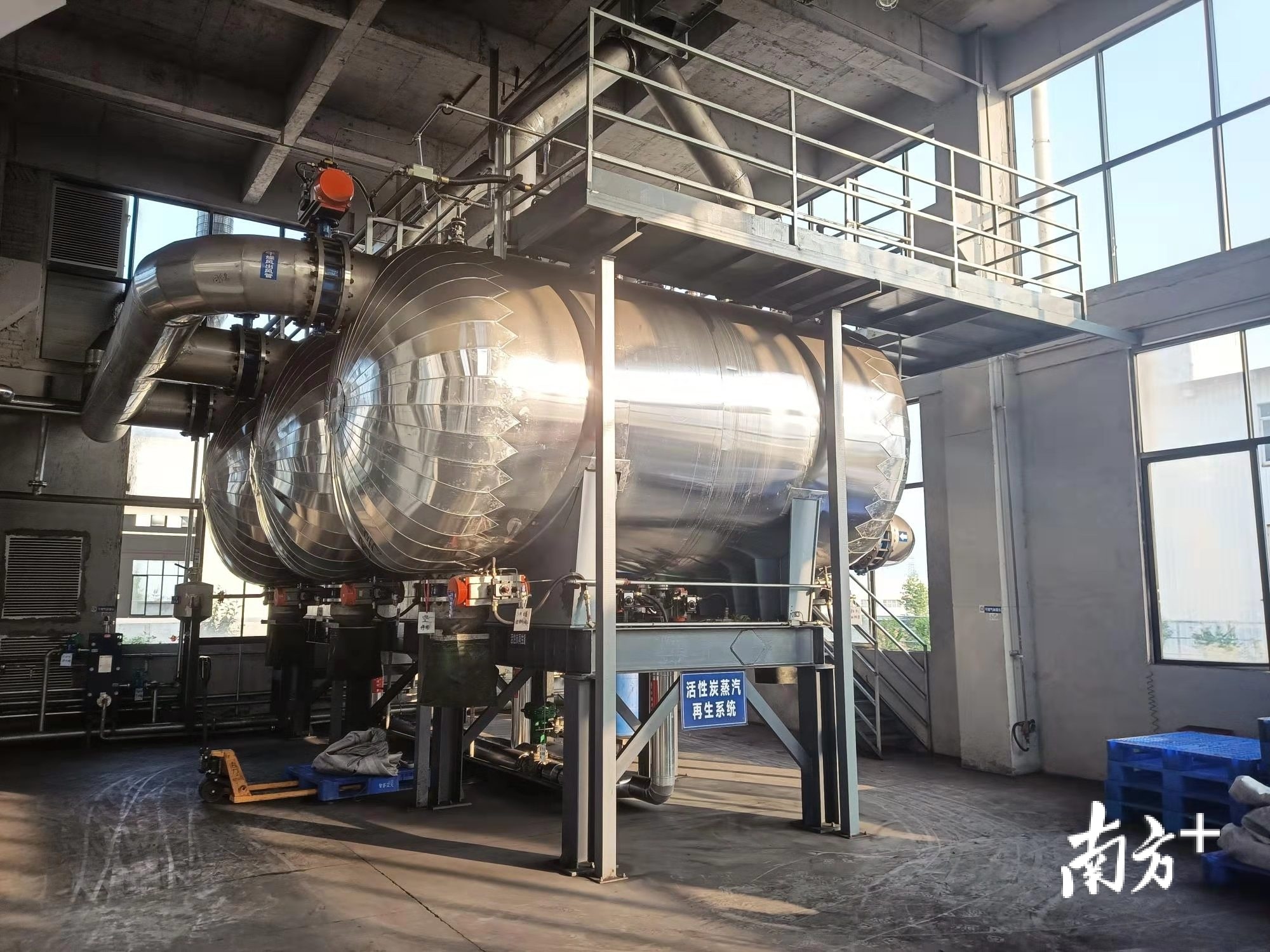 智荟蓝天的活性炭再生车间。    高明区生态环境分局供图