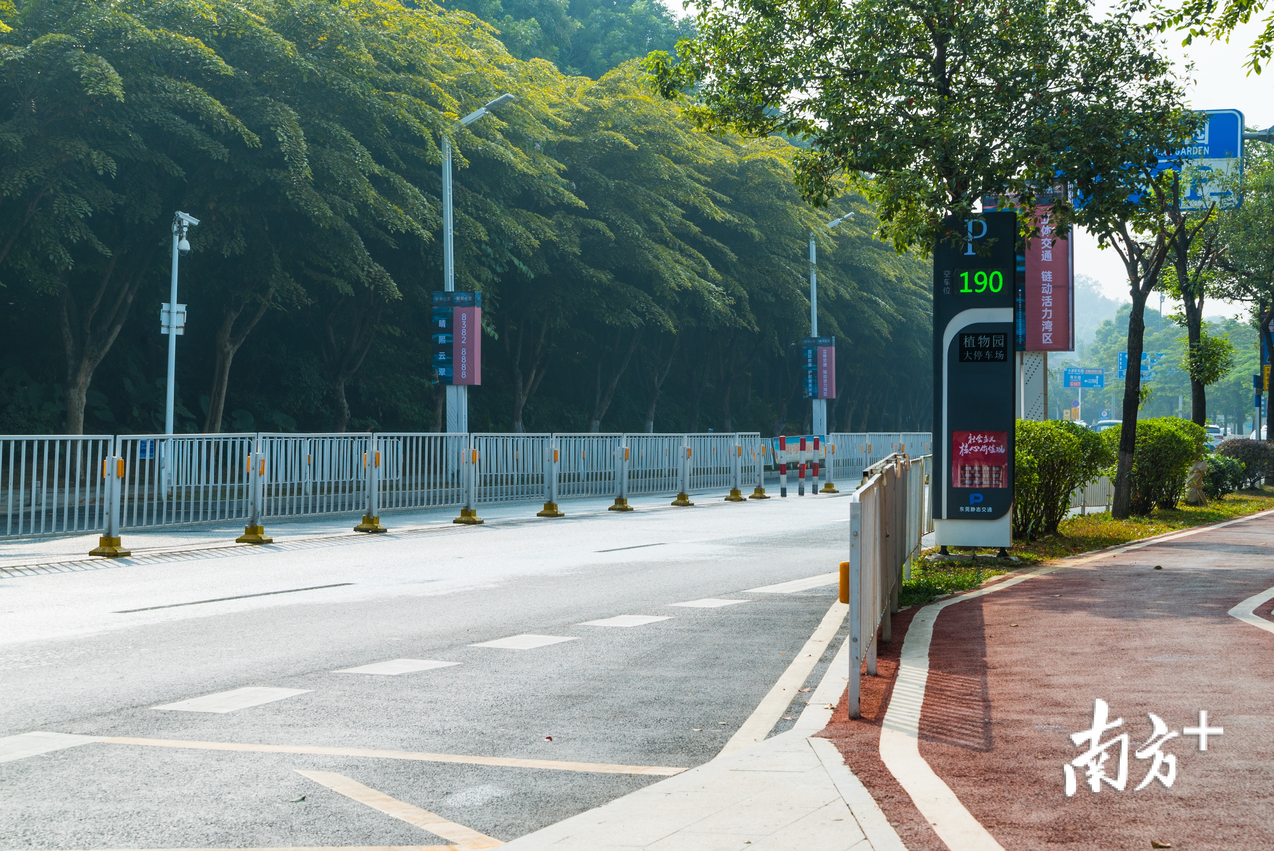 市植物园大停车场三级诱导屏