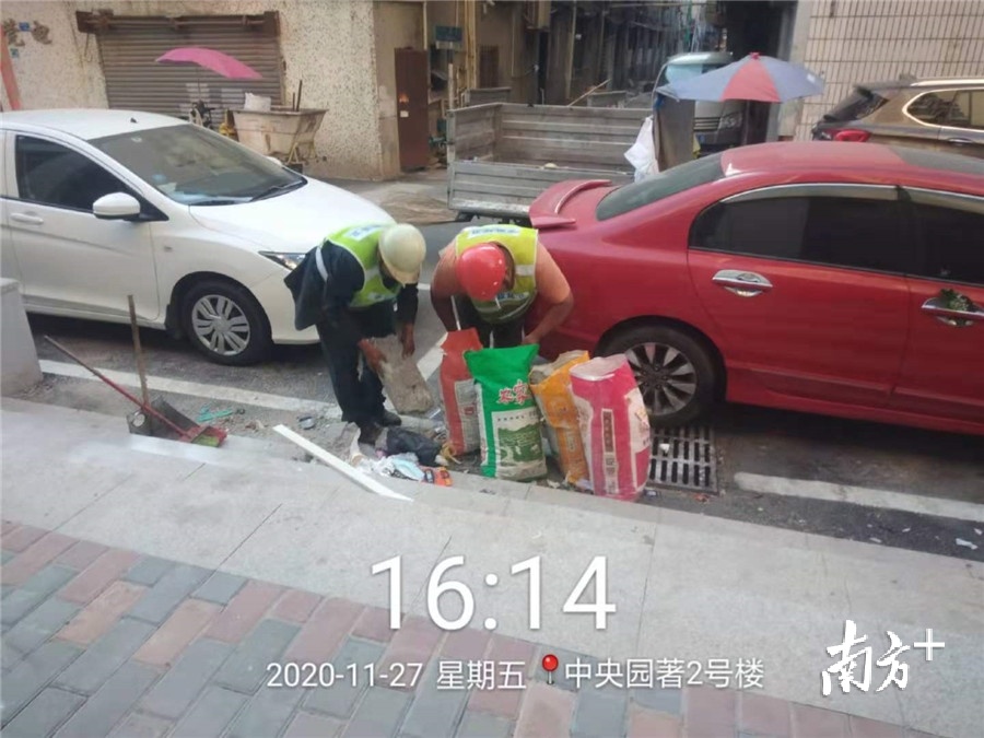 黄江执法人员处理偷倒的建筑垃圾