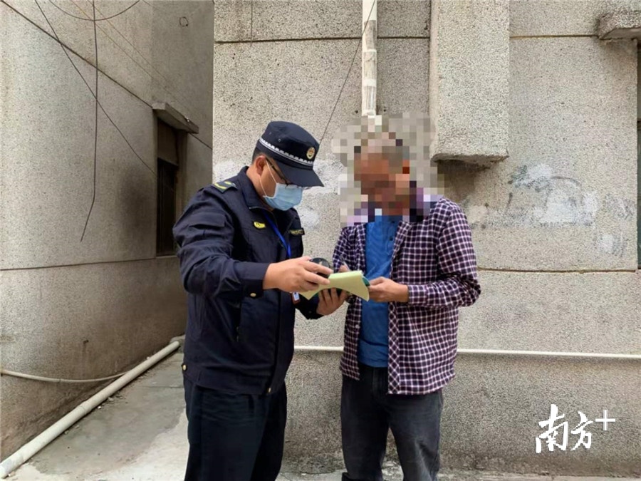执法人员对涉事者进行教育