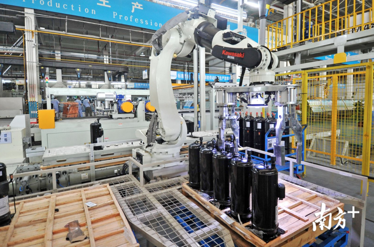 产业是北滘的根基。图为美的生产线上的机器人。南方日报记者 戴嘉信 摄