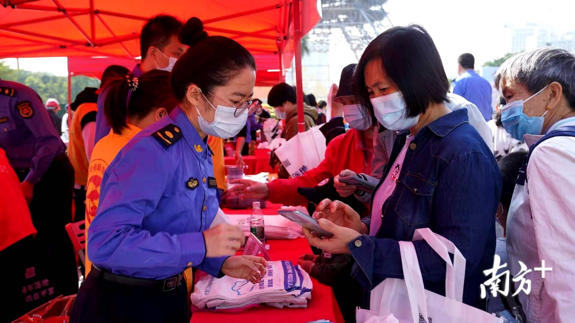 佛山市城管部门工作人员接受市民的各类咨询和意见,为他们提供指引及援助。