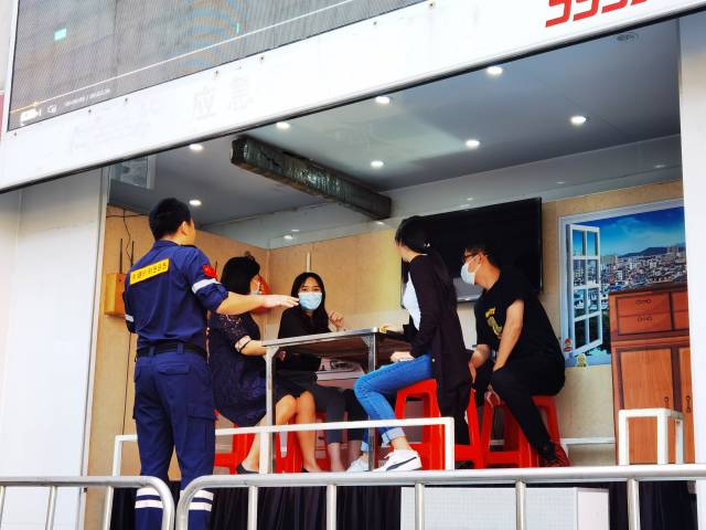 負責人正在向記者們講解模擬演練的注意事項。