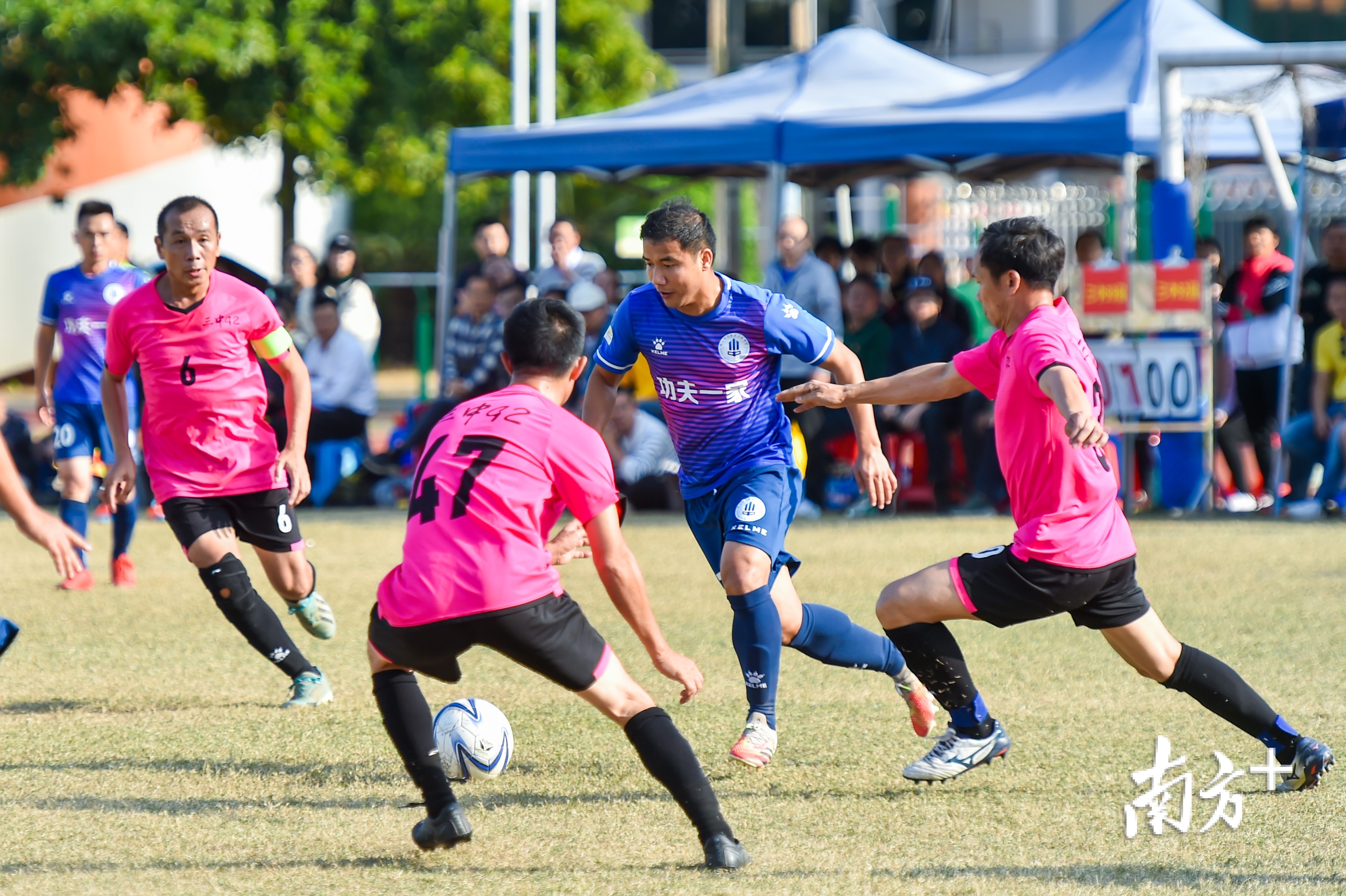 尽管是友谊赛,但校友们拼劲十足,在绿茵场上尽情享受比赛带来的快乐。 尽管是友谊赛,但校友们拼劲十足,在绿茵场上尽情享受比赛带来的快乐。