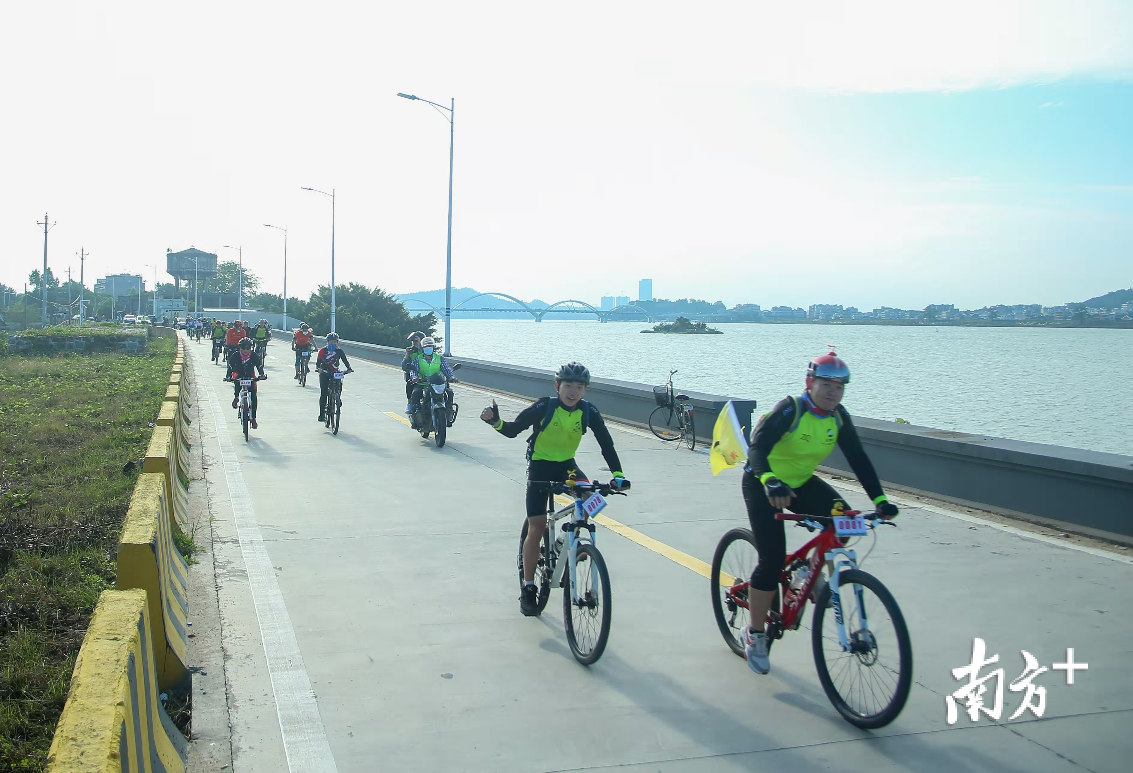 骑手们经过韩江潮州段。