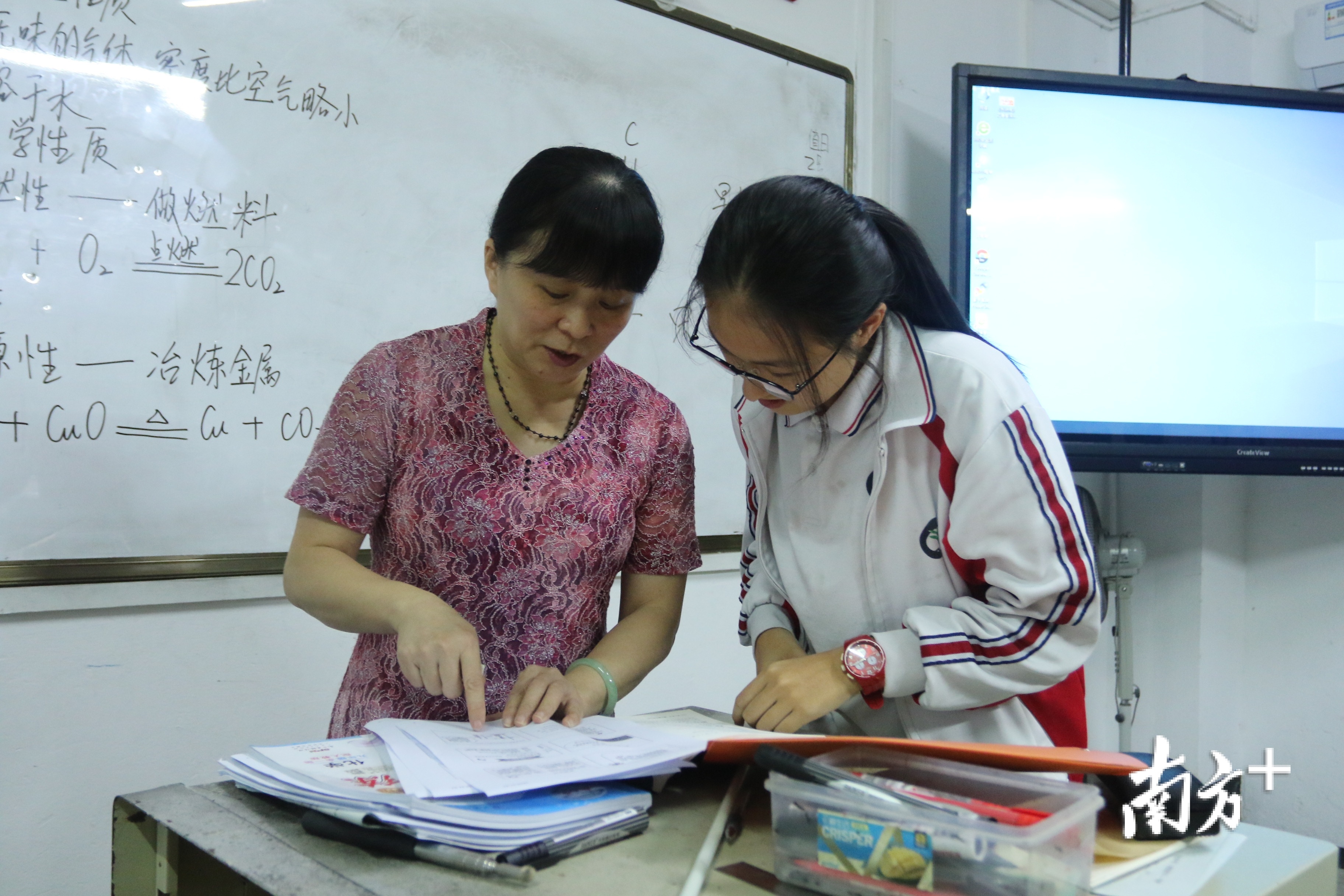 广东最美教师谢纯要给学生一杯水老师必须有一桶水