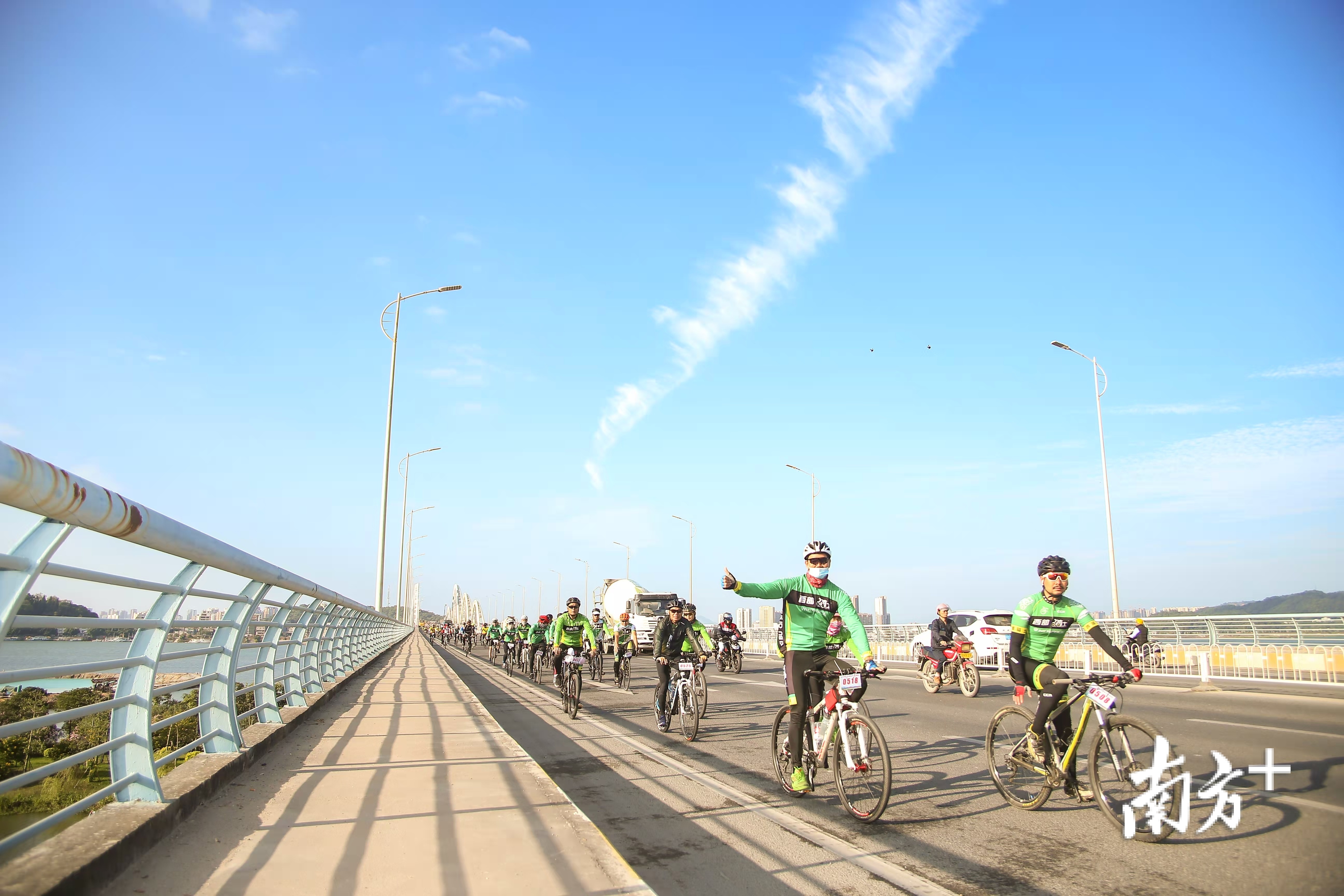 骑手们尽情骑行。