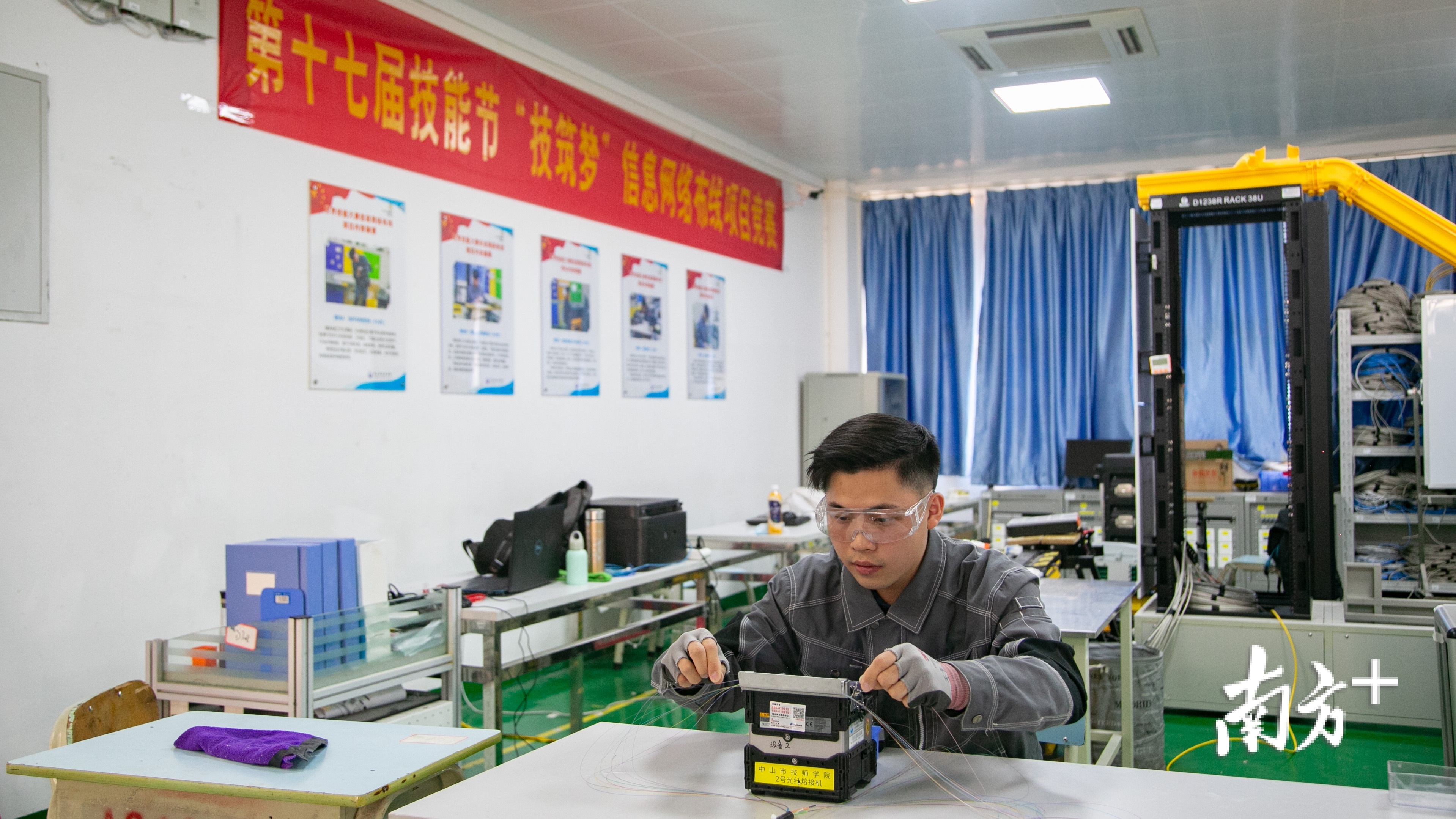 中山学子冲击世赛信息网络布线项目