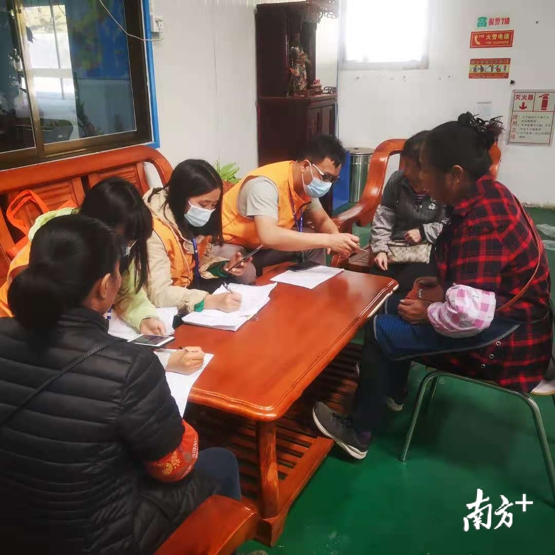 普查员们在工厂进行普查登记。魏英 摄