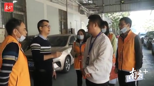 普查员们在工厂进行普查登记。魏英 摄