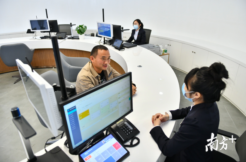 11月30日，佛山高新区（顺德园）行政服务中心正式投入使用，可实现佛山市、顺德区、杏坛镇三级行政审批服务事项通办。戴嘉信 摄