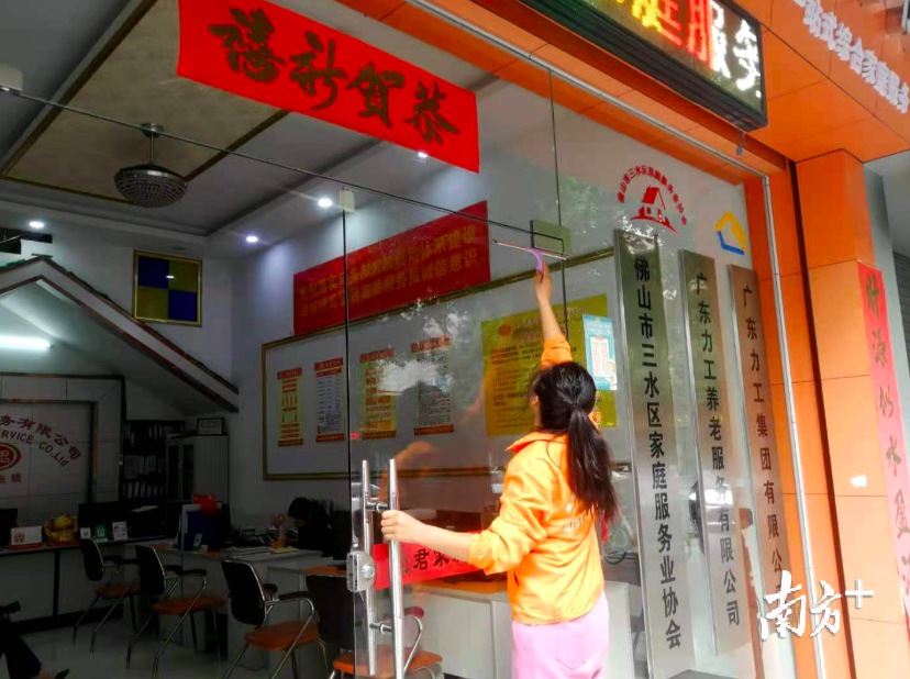 保洁王承霞正在打扫卫生。