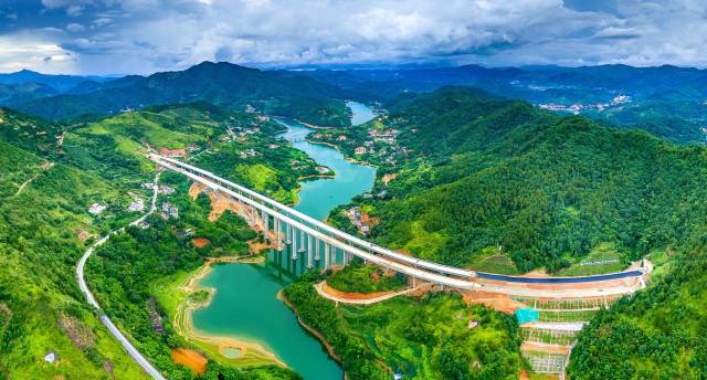 大潮高速清泉溪大桥.(张超然 摄)