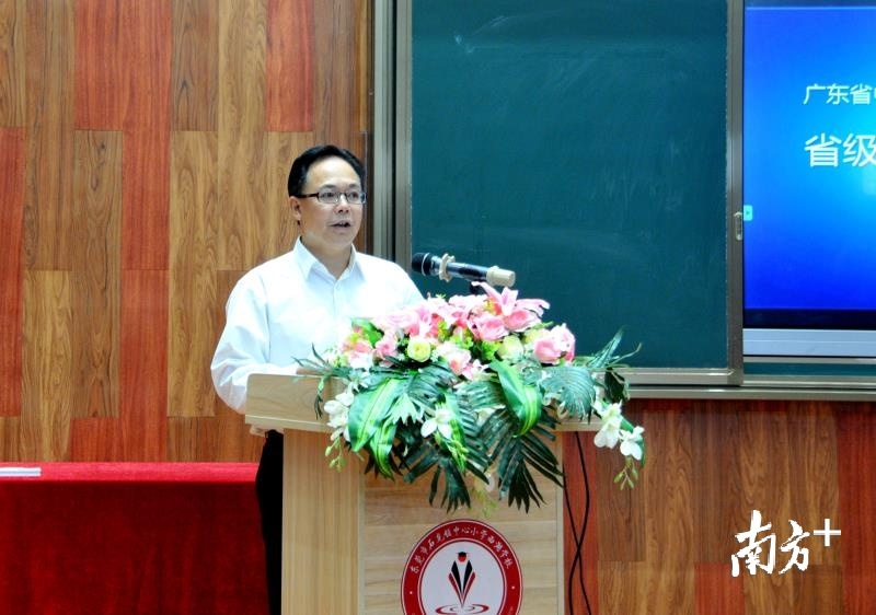 石龙镇人大主席王敬波发表讲话。