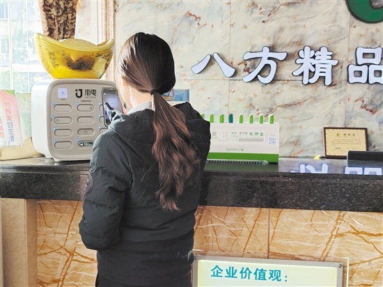 市民正在扫码租借充电宝。 市民正在扫码租借充电宝。