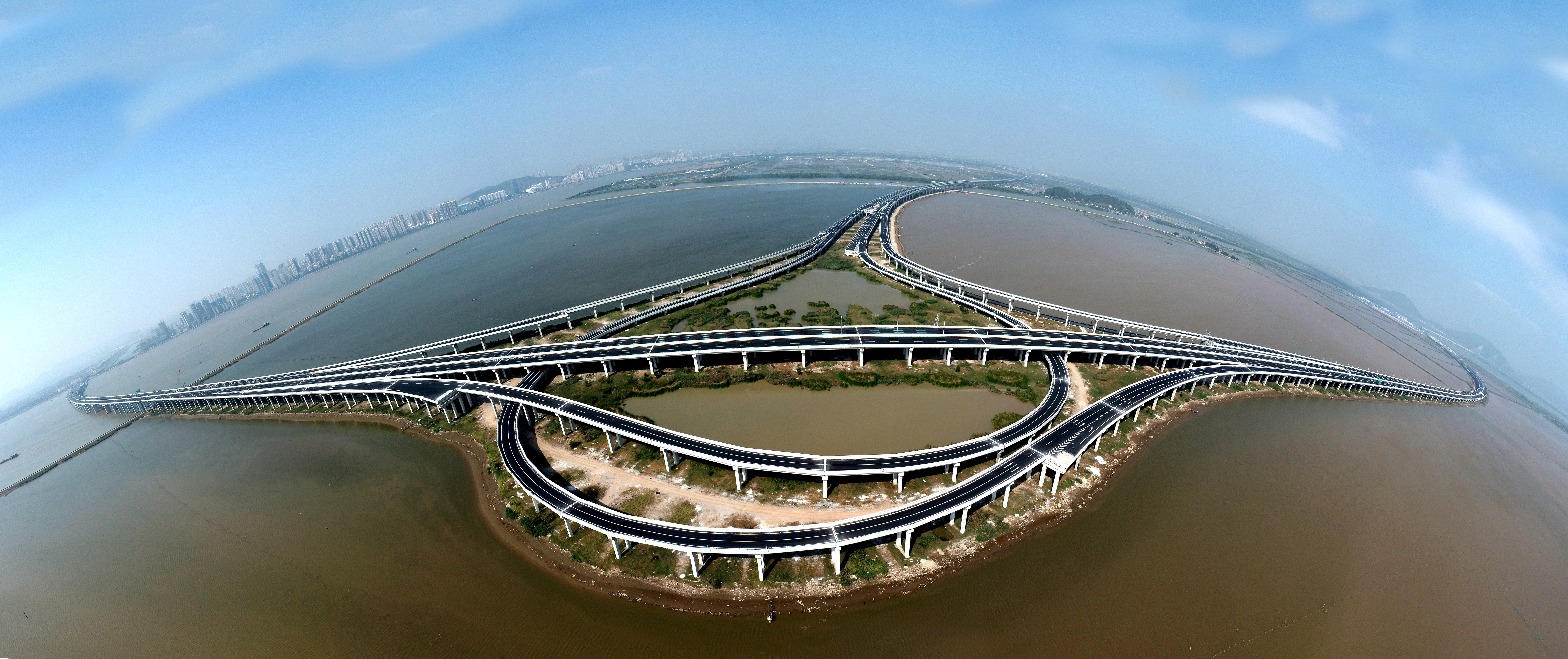 洪鹤大桥与江珠高速、鹤港高速通过鹤洲南立交链接，长龙卧波，气势如虹。