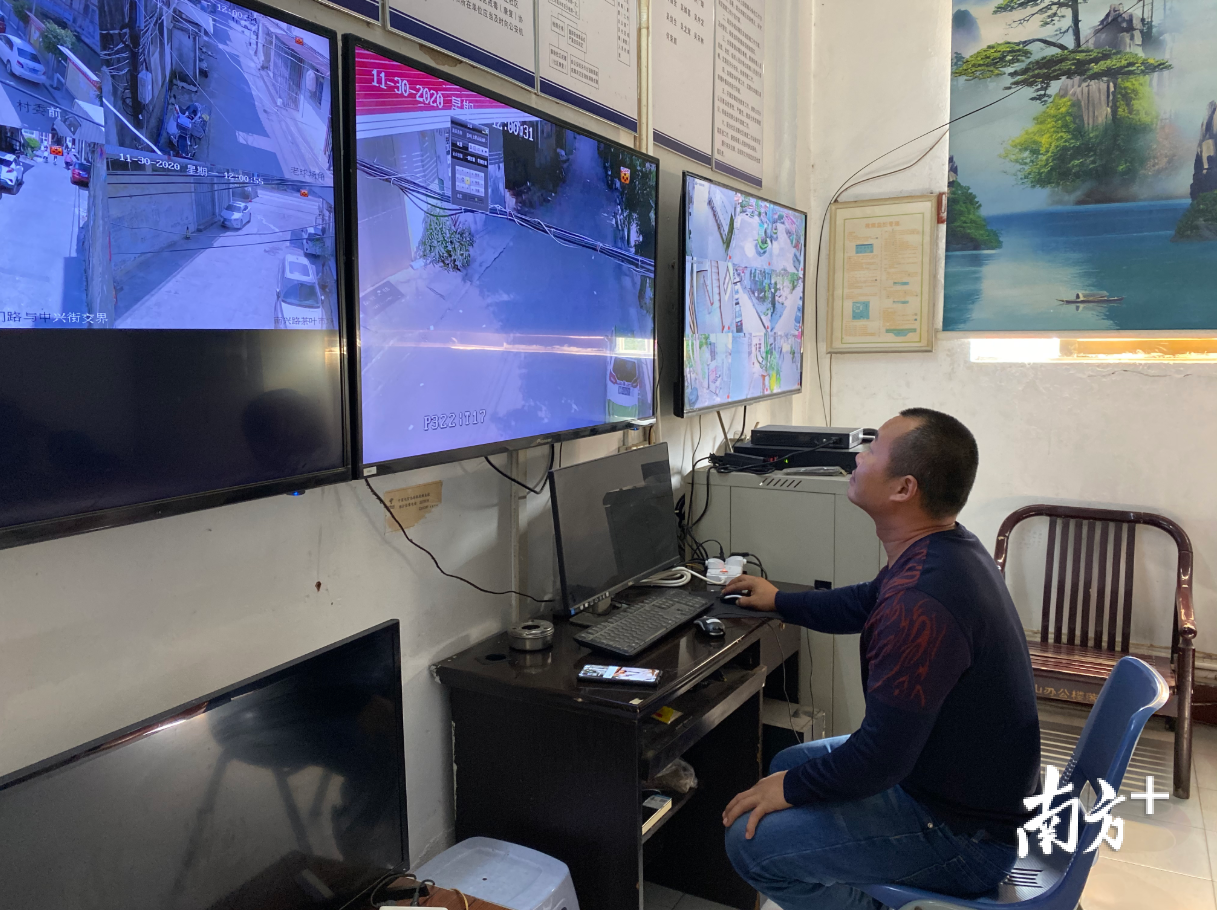 上浮山村综治联防队队员做好治安情况的实时监控工作。叶彤 摄 上浮山村综治联防队队员做好治安情况的实时监控工作。叶彤 摄