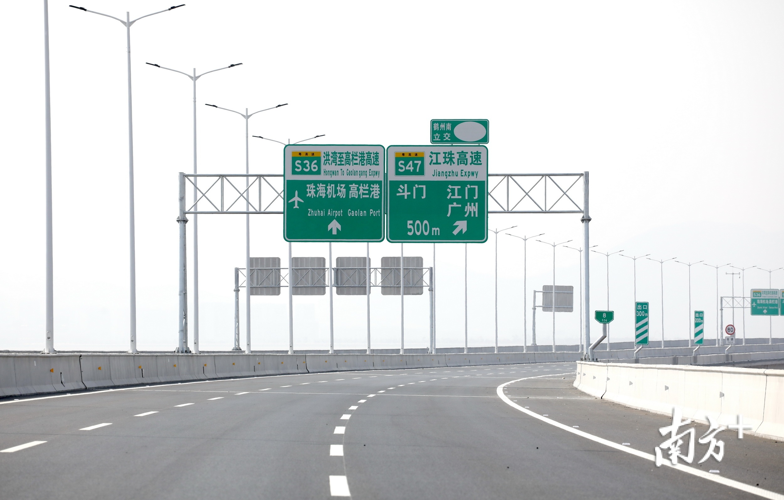 大桥上的交通标识已建设完善。