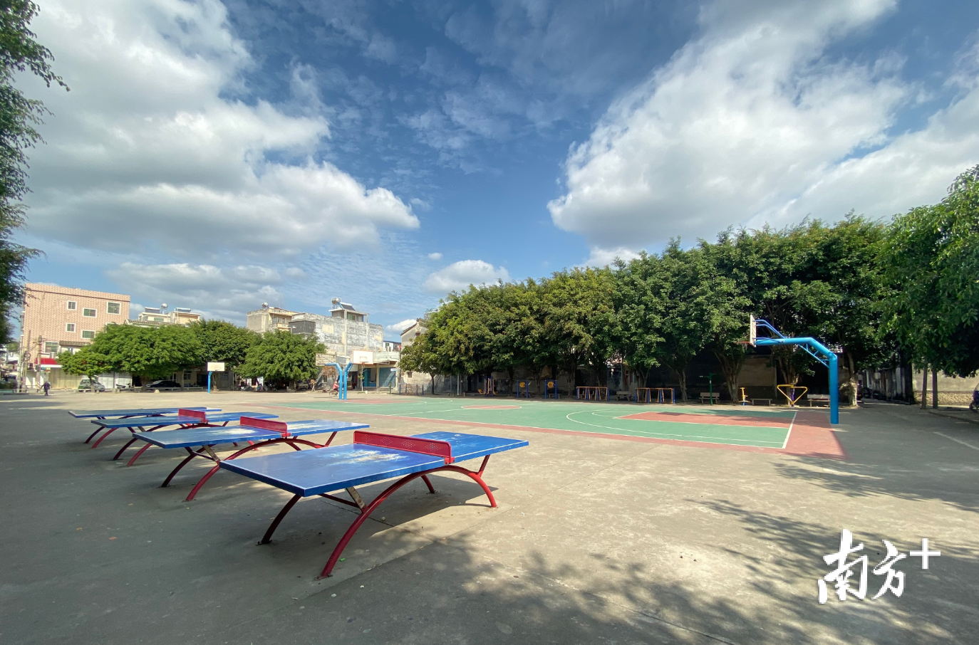 上浮山村的篮球场、乒乓球桌等公共设施应有尽有。叶彤 摄 上浮山村的篮球场、乒乓球桌等公共设施应有尽有。叶彤 摄