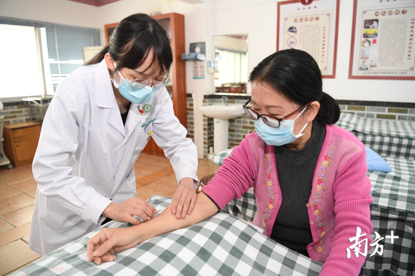 江门市五邑中医院中医师正在为病人使用浮针疗法。南方日报记者 杨兴乐 摄