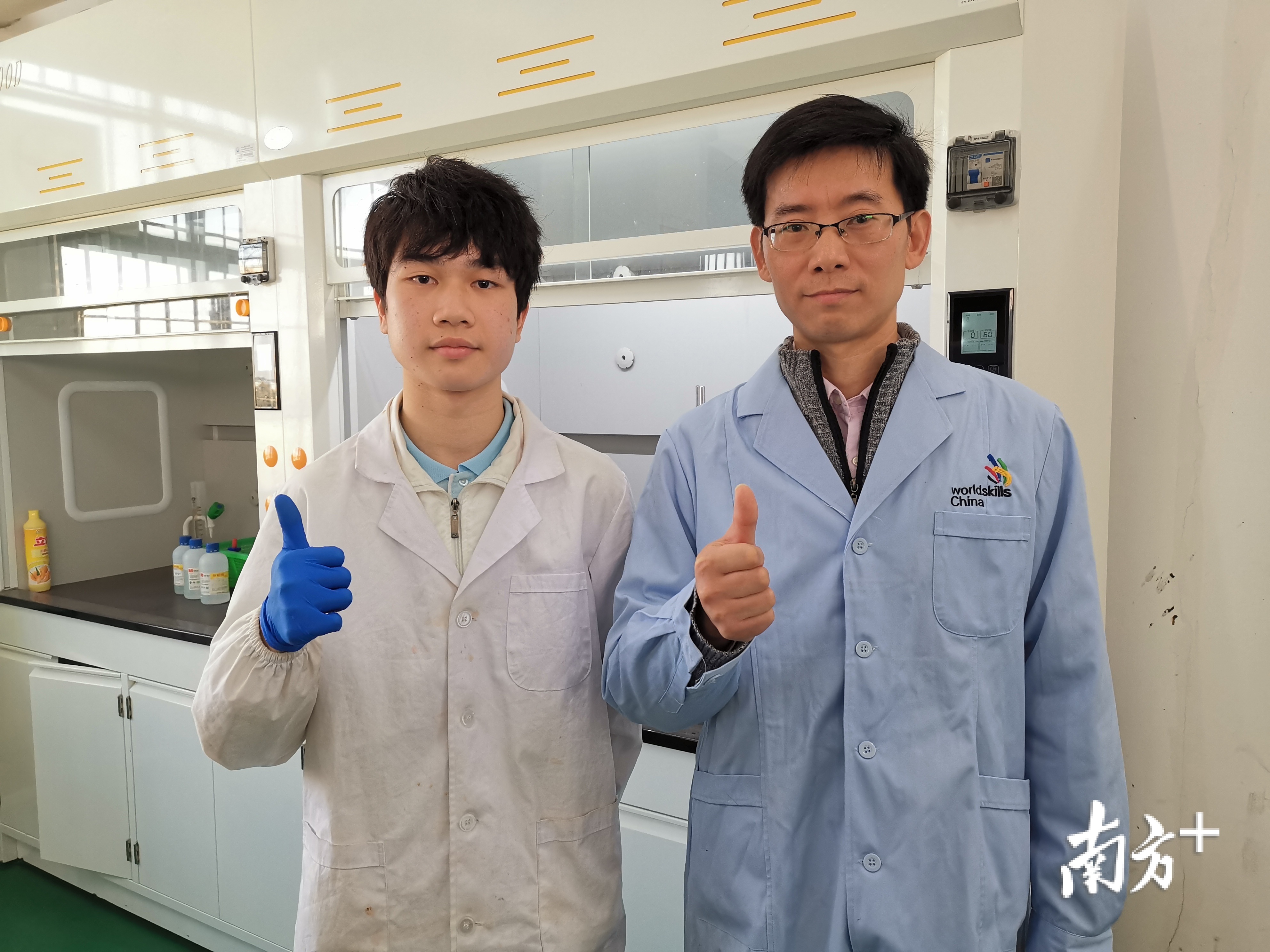 中山市技师学院化学实验室技术项目选手冯后熙(左)和指导老师梁士钰。 中山市技师学院化学实验室技术项目选手冯后熙(左)和指导老师梁士钰。