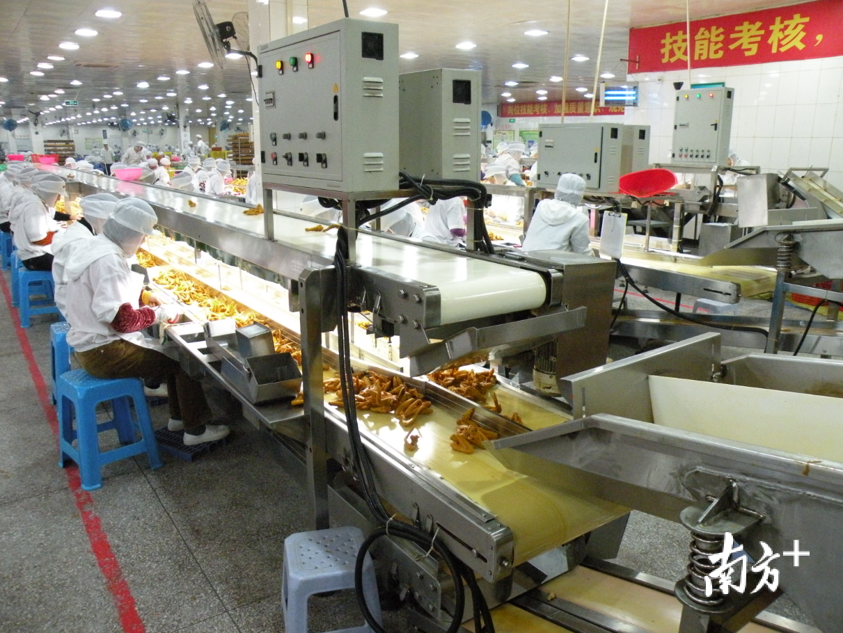 在无穷食品的生产车间，工作人员正在对刚刚生产的鸡翅进行修剪。受访者供图