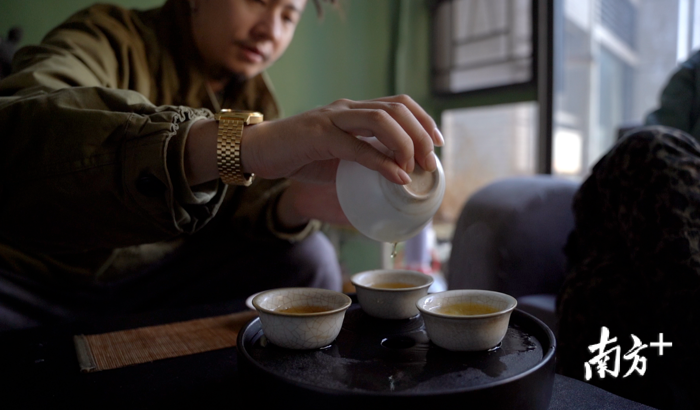 P.O.P正在泡茶。