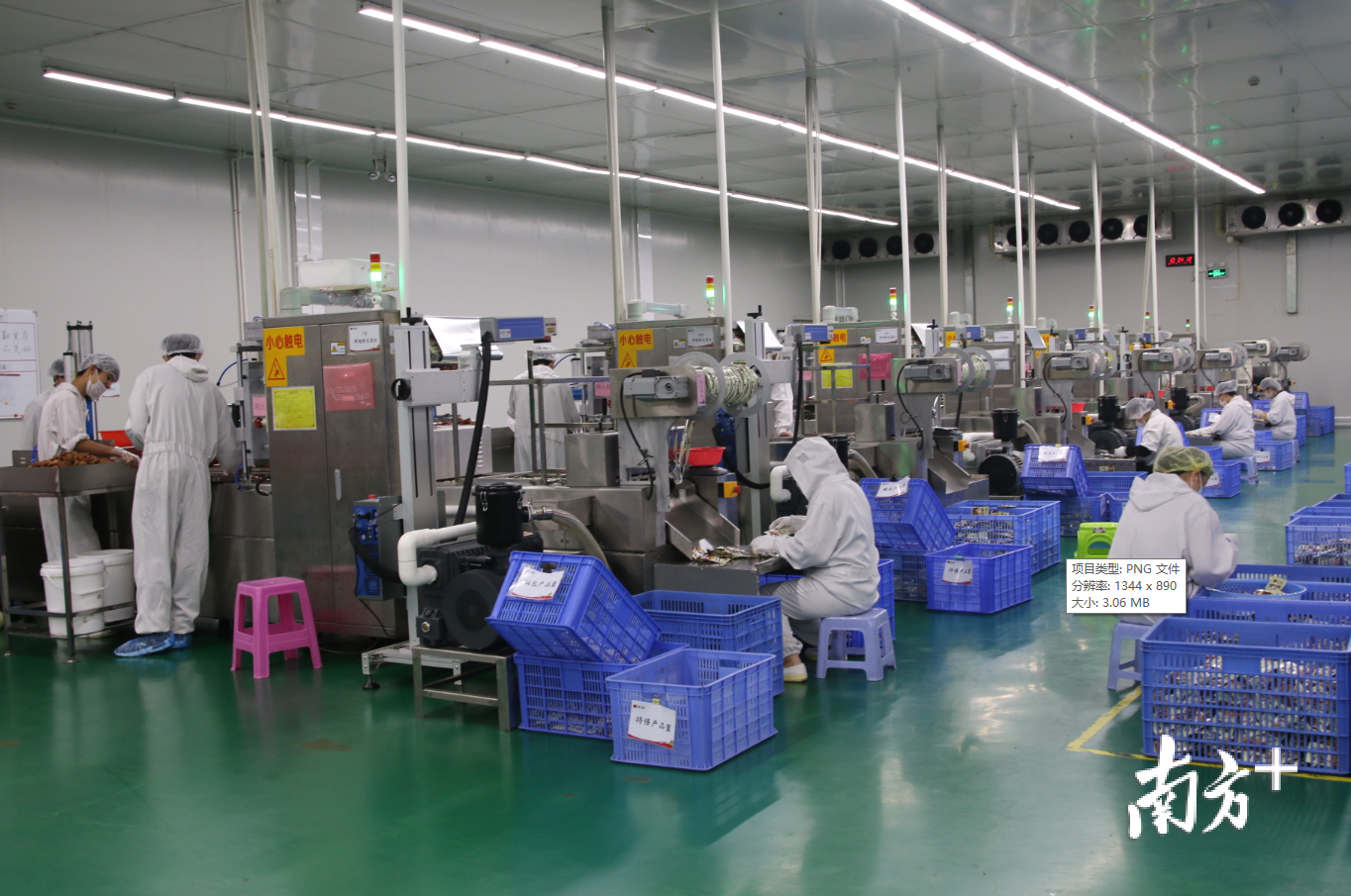 在无穷食品的生产车间，工作人员正在对产品进行质量检查。受访者供图