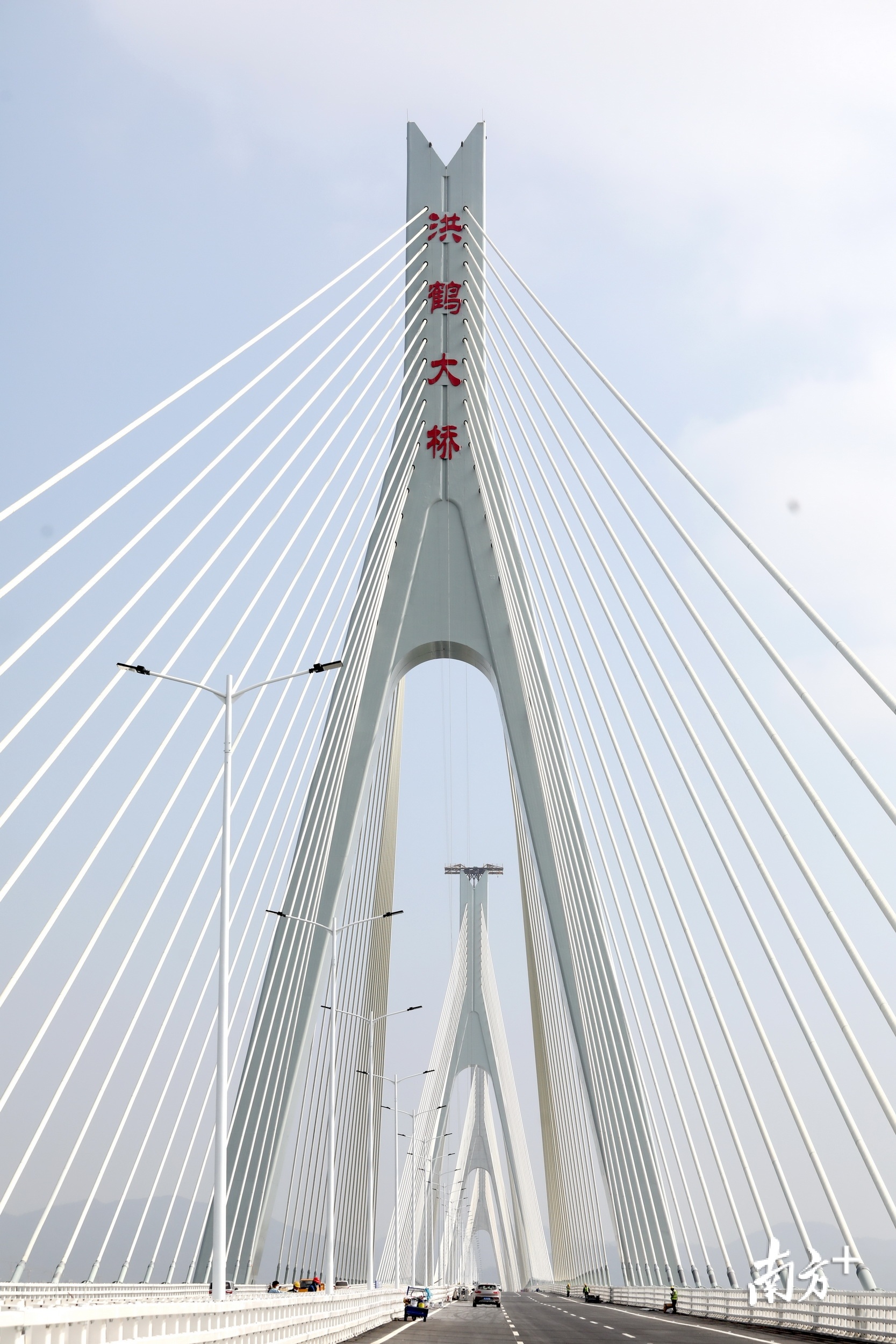 洪鹤大桥桥墩上已打上醒目的"洪鹤大桥"几个醒目大字.