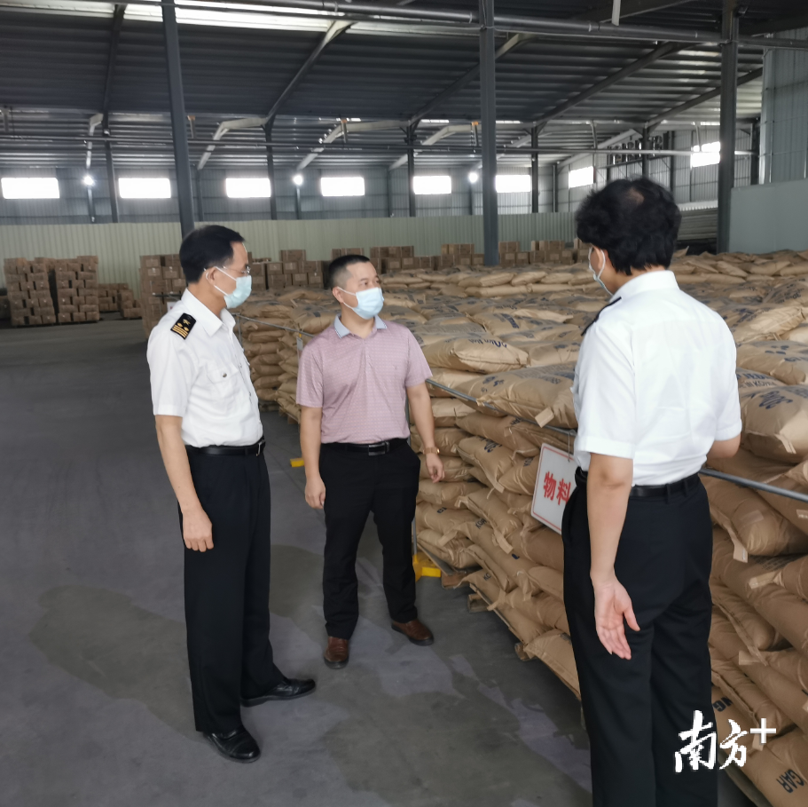 潮州海关关员指导白糖加贸企业做好原料产品仓储管理工作。