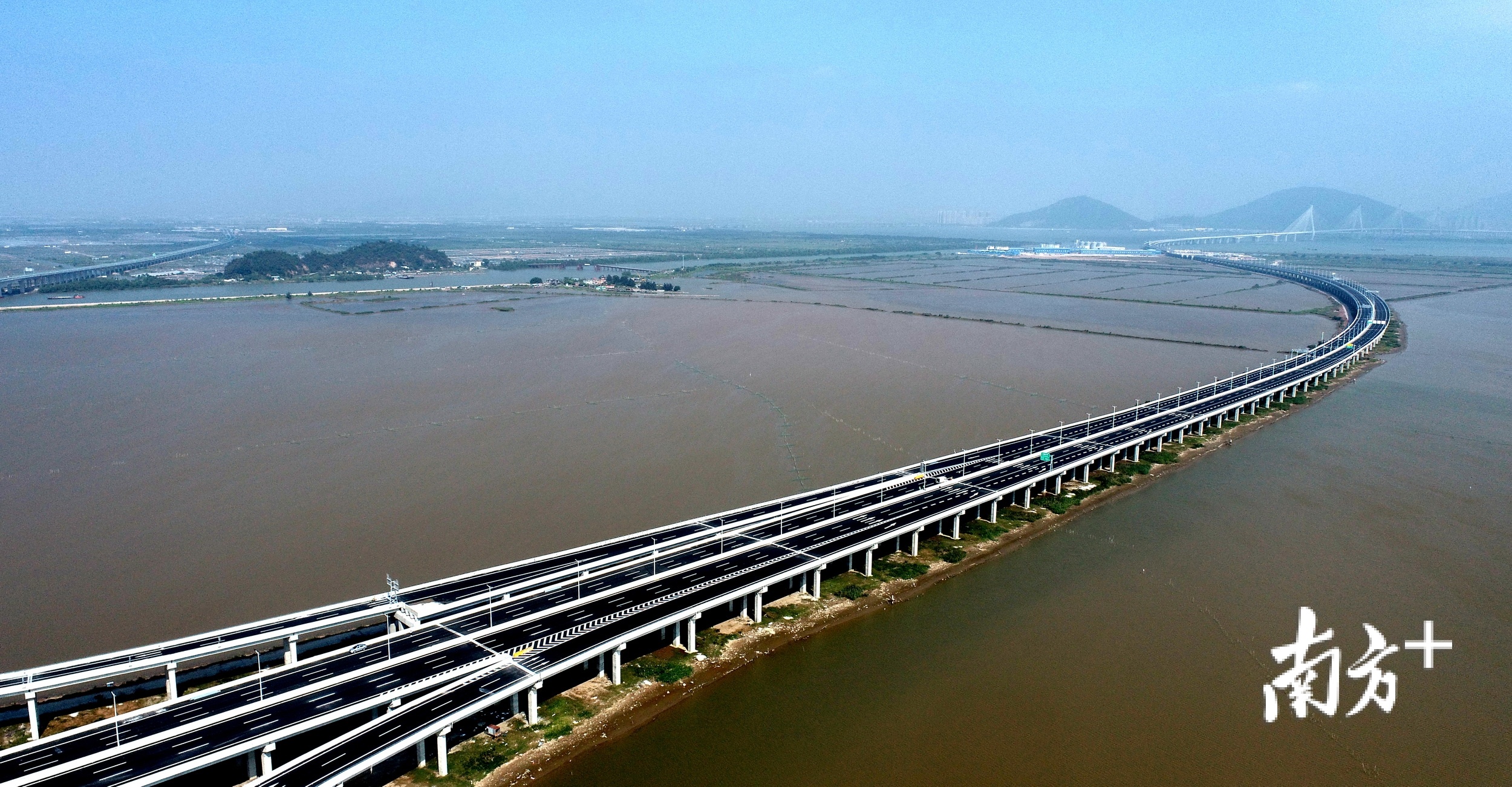 洪鹤大桥穿过鹤洲一望无际的大片湿地，风景秀美。