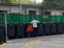 直击深圳垃圾分类现场②|城中村“其他垃圾”桶外溢严重，“可回收物”桶少人问津