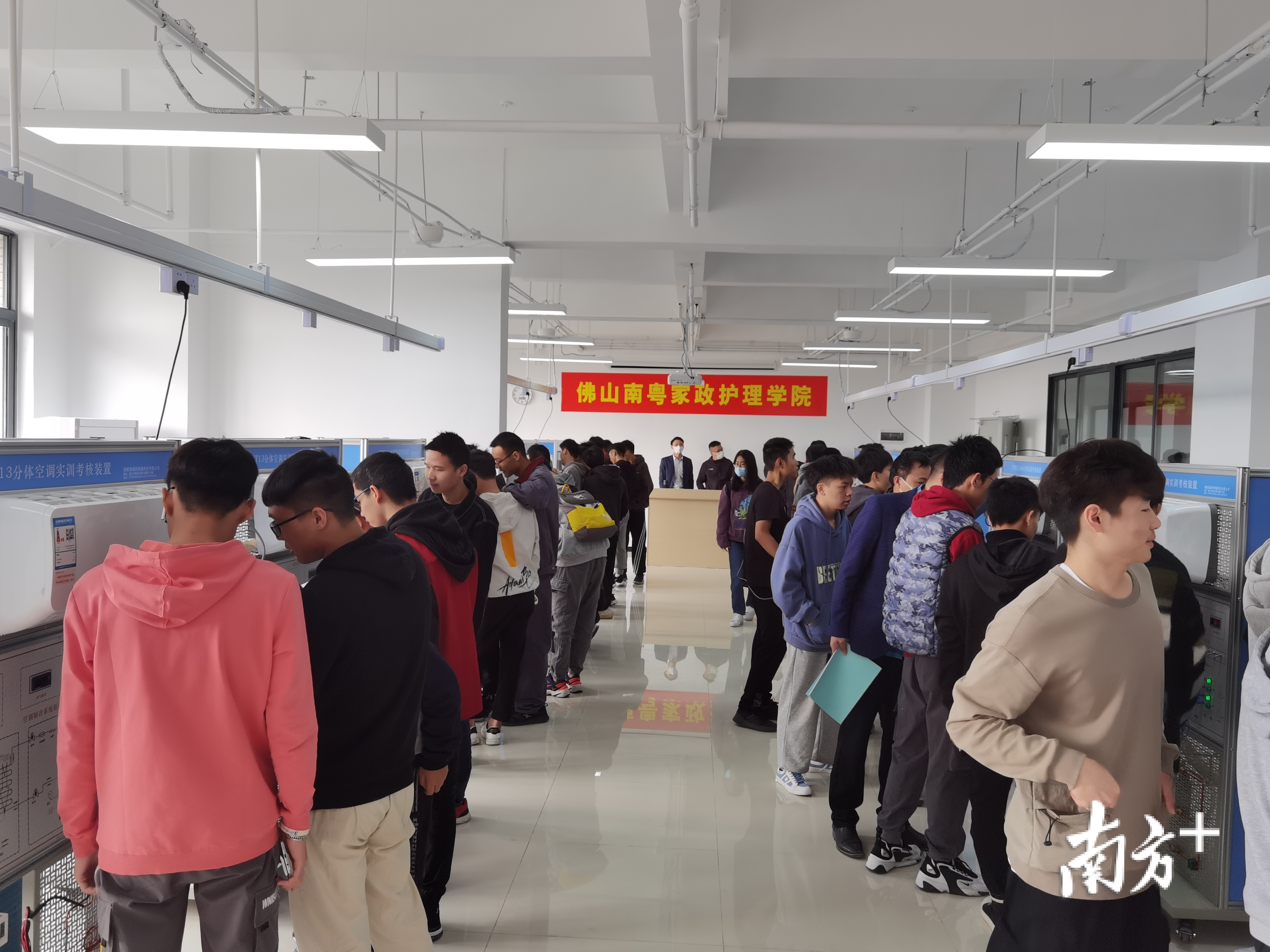 空调拆卸课上，学生们正在进行实操。刘明 摄