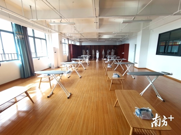 佛山南粤家政护理学院的收纳熨烫教学区。刘明 摄