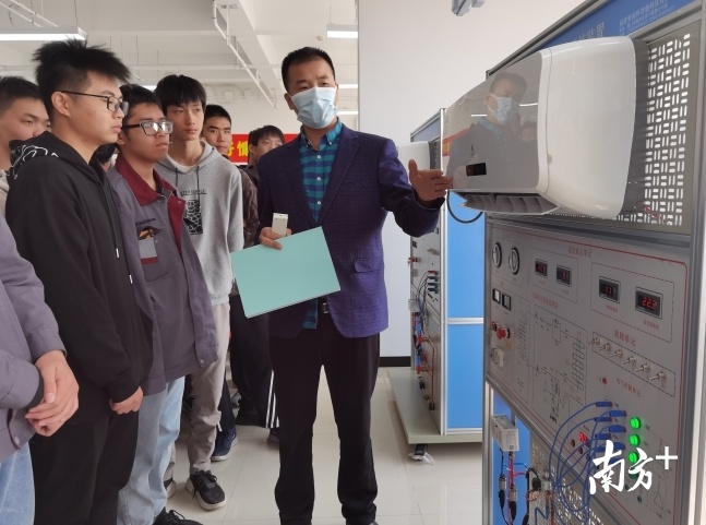 南粤家政护理学院首期培训课，老师正在教授空调拆卸。刘明 摄
