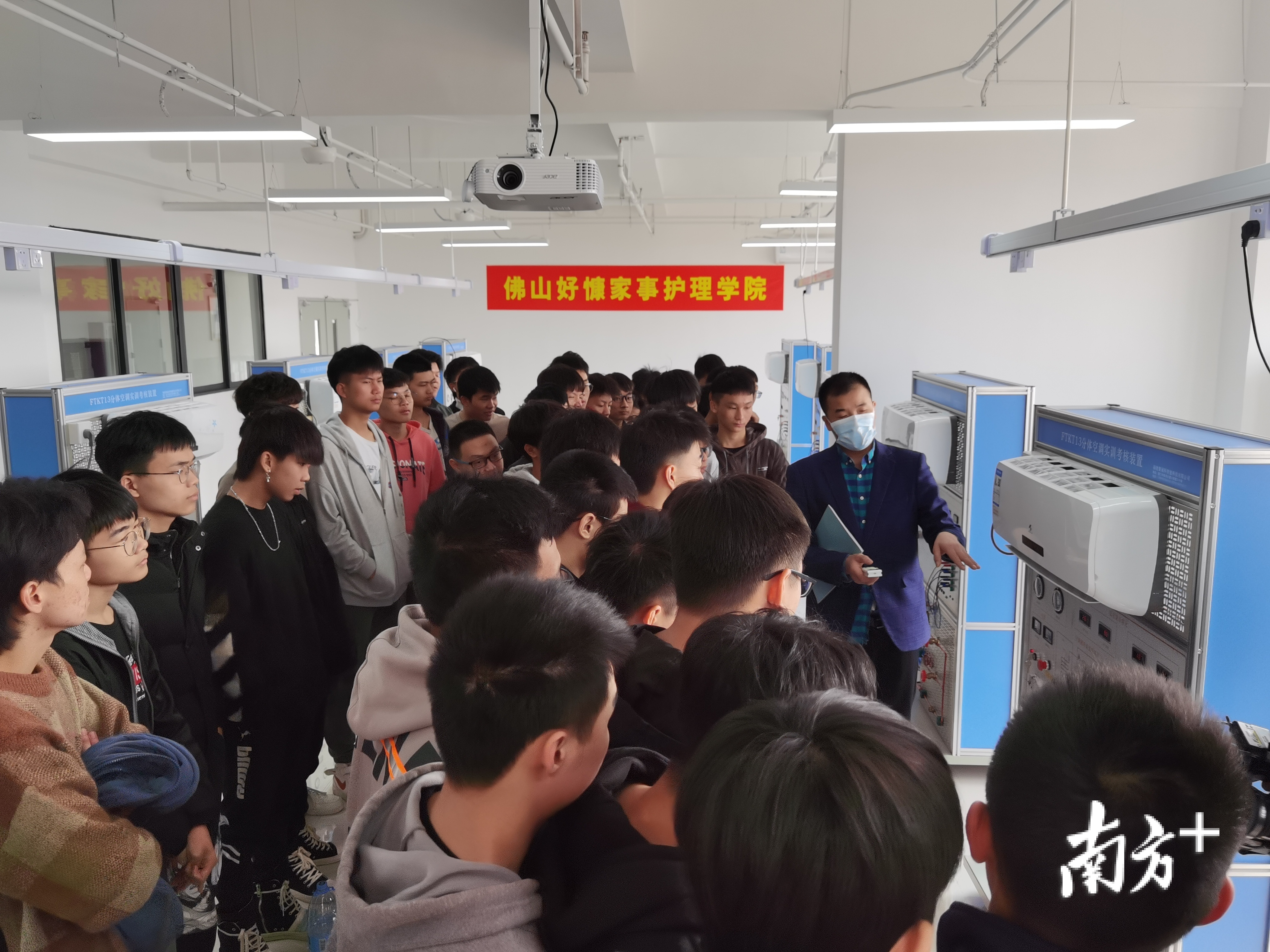 南粤家政护理学院首期培训课上，教师先讲解理论，后演示，为学生做示范。刘明 摄