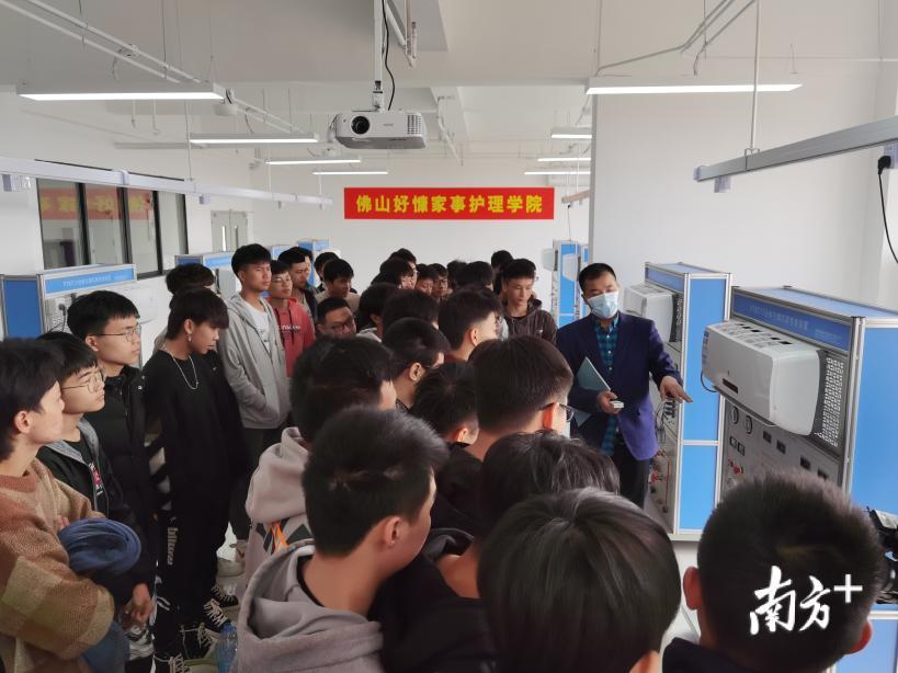 南粤家政护理学院首期培训课上，教师先讲解理论，后演示，为学生做示范。南方+ 刘明 拍摄