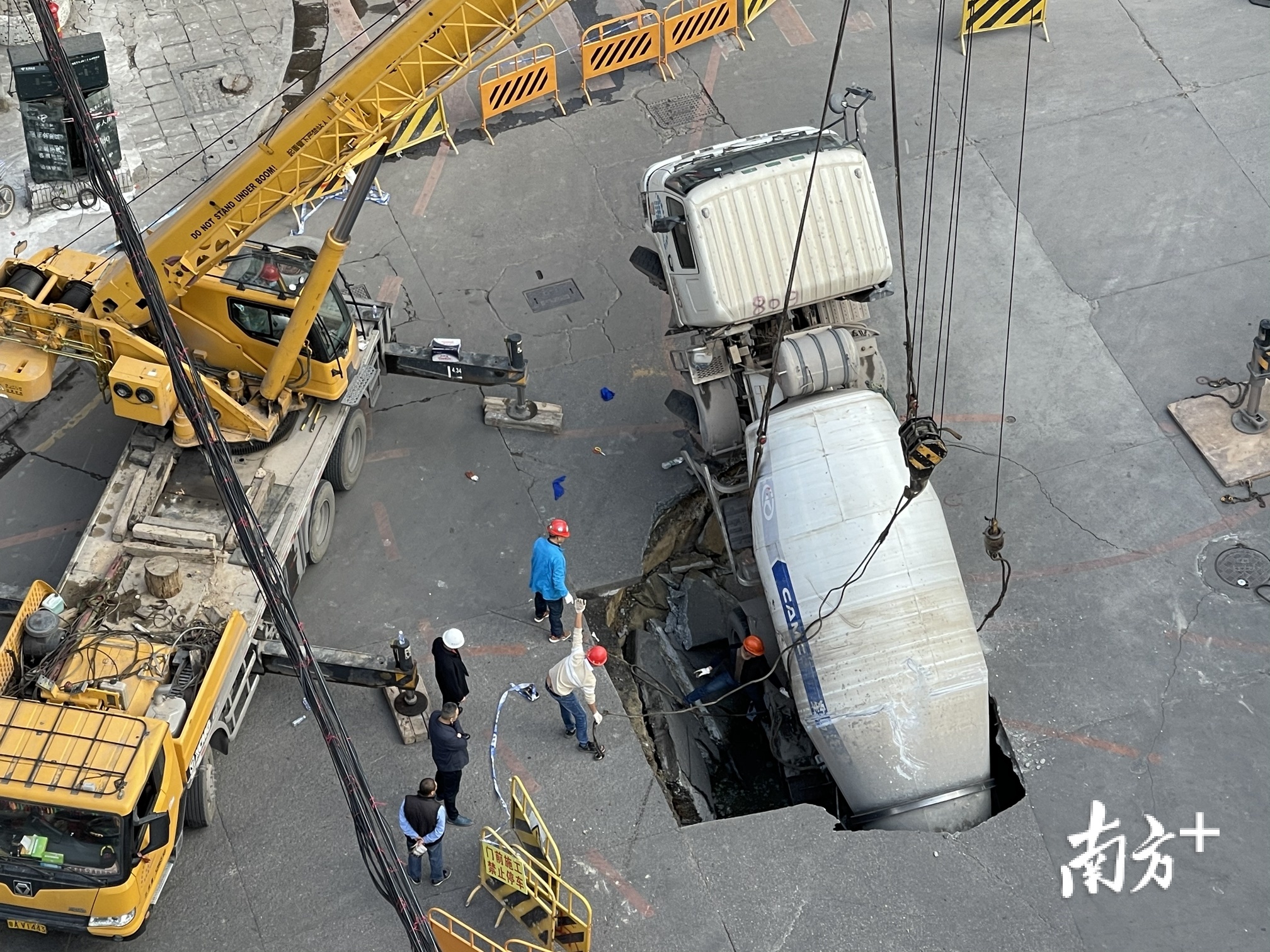 厦门地面塌陷正组织道路抢修 地铁1号线恢复运营_手机新浪网