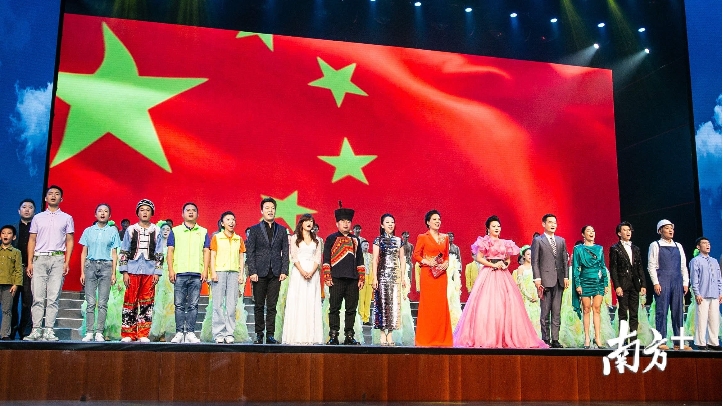 全体演员合唱《歌唱祖国》。