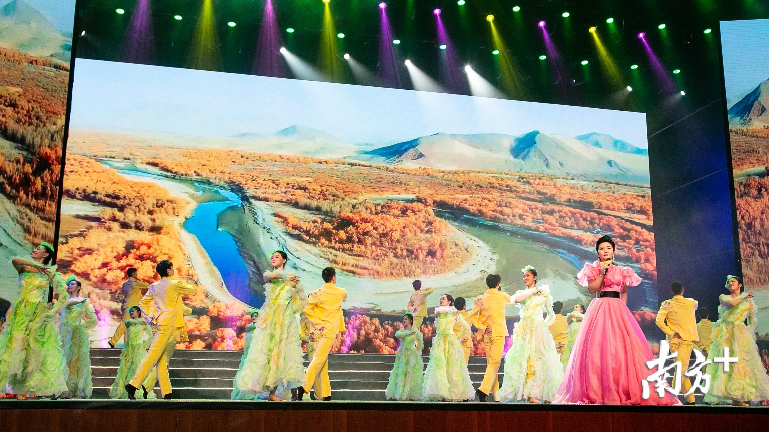 由广东歌舞剧院带来舞蹈，中国煤矿文公团演员王聆燕演唱的歌舞表演《春雨润万家》。