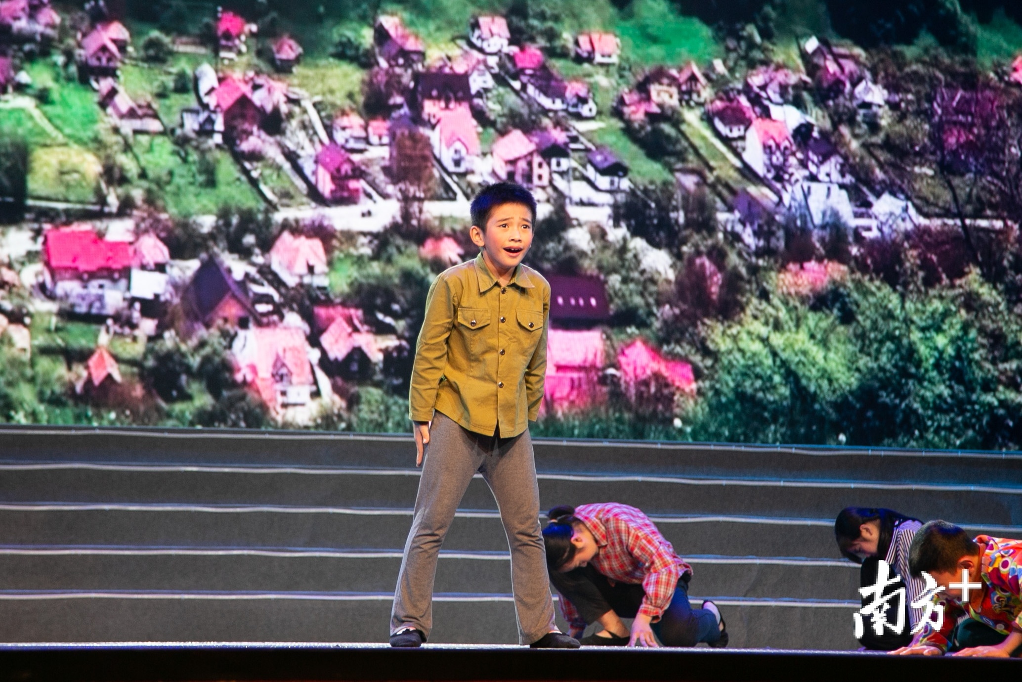 中山市朱东黎舞蹈名家工作室带来舞蹈《爸妈我想你》。