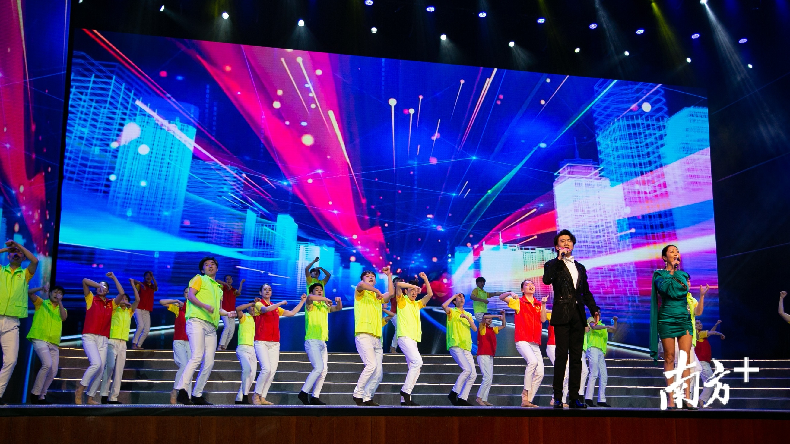 由广东歌舞剧院带来的歌舞表演《我们都是追梦人》揭开了活动的序幕。